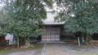 川沿いにあります