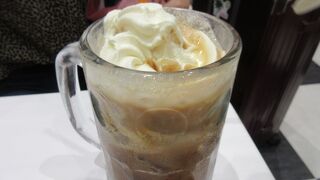 イーアス沖縄豊崎で入口近くで目立つ。ＤMM水族館の前後に使える沖縄のハンバーガー