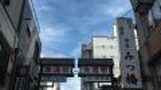 食べ物屋が並ぶ