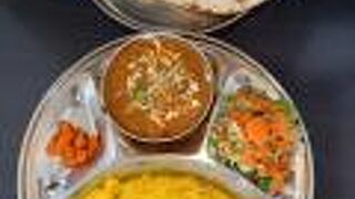 １杯目はサフランライス、お代わりにはナンを