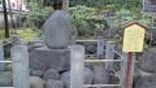 体格の良い大男が持ち上げたのかも