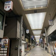 まだ 22：00 なのに　おみせは ほぼ閉まっていますね