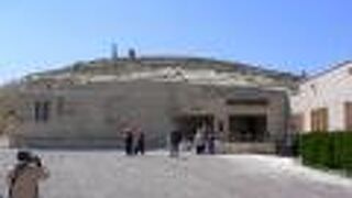 周辺を奇岩が囲む