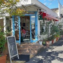 南欧風外観のお店です。