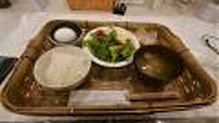 朝食がやすい　卵とサラダだけだが税込み440円