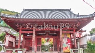 寺町通り沿いにある山門が大きく立派です。