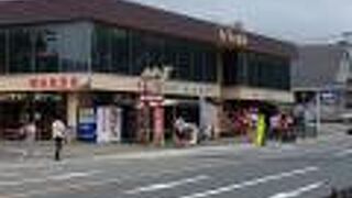 お土産ショップとレストラン