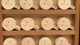 鏡絵馬がズラリと並ぶ境内