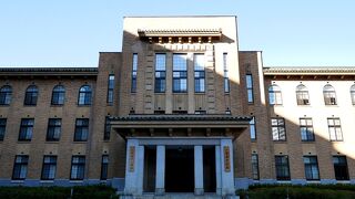 山梨近代人物館 = 山梨県庁舎別館 = 旧山梨県庁舎、建築保存のお手本のような施策が見事！