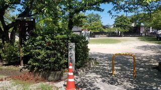 振り返ると天守が