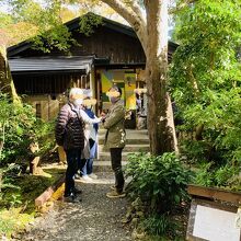 待っている　お客さんたち