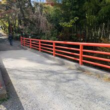 この橋渡ったところに　数台の駐車スペースありましたよ