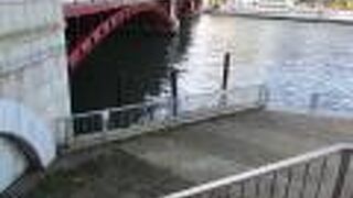 赤い鉄骨のアーチ構造の橋です