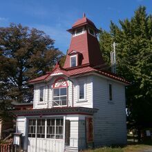 赤い屋根に見張り櫓が目印！