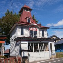 坂道に建ってるのが判ります