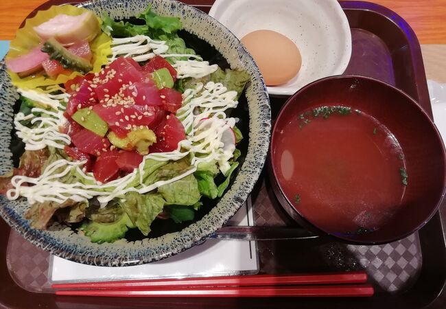 マグロアボカド丼