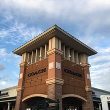 広場の近くにあります