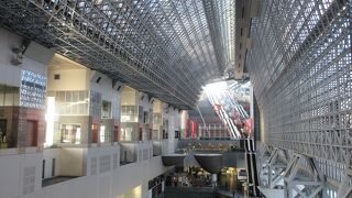 多くの観光客を迎えるにふさわしい巨大ビルです