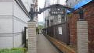 領事館と路地を挟んで・・・