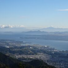 坂本ケーブルの比叡山駅から、眼下に琵琶湖が見えます