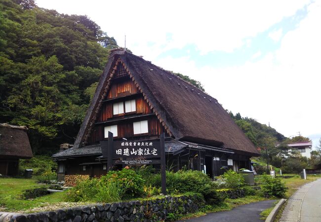 重厚な雪国家屋