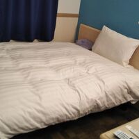 ベッドは幅150cmでシングルルームだが、ダブル並み