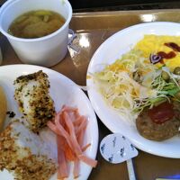 朝食、お結び、ハンバーグ、スクランブルエッグ、野菜サラダ等