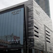 駅前、とても目立つビルだ