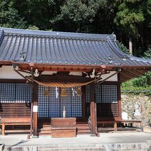 少し高台にある本殿