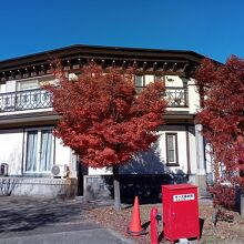 紅葉と河口湖円形ホール