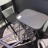 この机は使いにくし。安定しません。