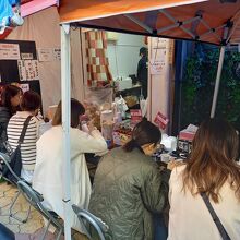 お店の隣には屋台があります