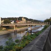 浅く綺麗な川