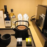 ティーセット、コーヒーメーカー等。