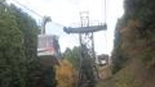 急な山道を上り下りしています