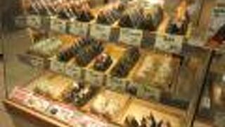 具がたくさん入ったおむすびの店です