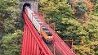 新山彦橋を渡るトロッコ電車