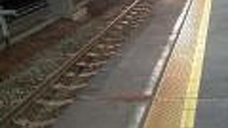 苫小牧市内から札幌市内を結ぶ本線と分岐して新千歳空港に至る支線から成る