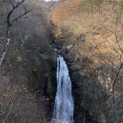 幅6ｍ、落差55ｍの豪快な滝、日本の滝百選のひとつ