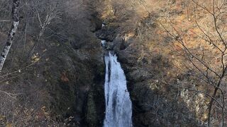 幅6ｍ、落差55ｍの豪快な滝、日本の滝百選のひとつ