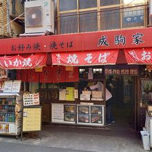 人気店韓国のり巻き専門店「麦の家」の隣です。