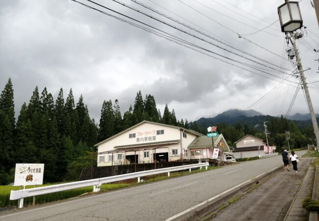 黒内果樹園