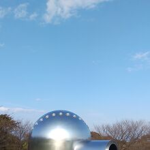 不思議な建物でなく作品