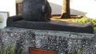 俎橋のたもとにある不思議な像