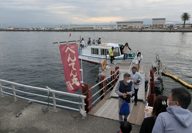 島裏手への渡し船