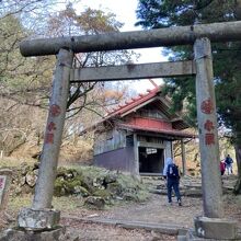 山頂にある鳥居