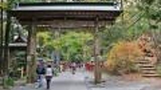 これより薬王院　入口の小さな門