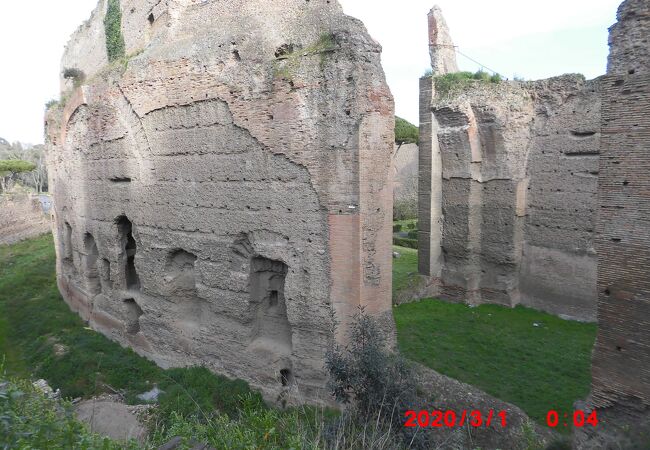 有名な古代ローマの温泉施設の跡なのですが、土の遺跡の印象でした