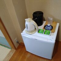 お茶とポットと小型冷蔵庫