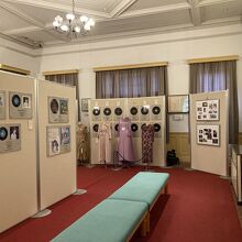 パネルや衣装の展示